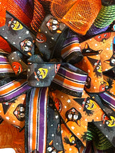 Load image into Gallery viewer, Eerie Night Cat Halloween Wreath, Halloween Decor