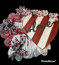 Load image into Gallery viewer, Love and Hearts Wreath