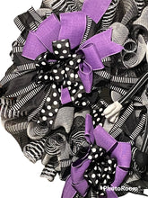 Load image into Gallery viewer, Black and White Wreath