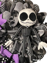 Load image into Gallery viewer, Black and White Wreath