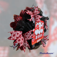 Load image into Gallery viewer, XOXO Gnome Valentine Wreath