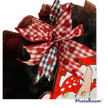 Load image into Gallery viewer, XOXO Gnome Valentine Wreath