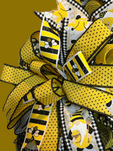 Load image into Gallery viewer, Gnome Bee Wreath