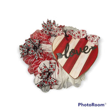 Load image into Gallery viewer, Love and Hearts Wreath