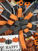Load image into Gallery viewer, Happy Halloween Pumpkin Wreath