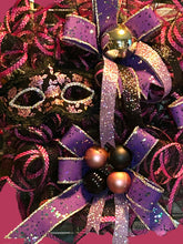 Load image into Gallery viewer, Mardi Gras Wreath, Masque Mardi Gras Decor, Black and Pink Mardi Gras, Fat Tuesday
