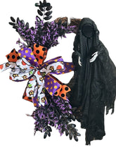 Load image into Gallery viewer, Faceless Scary Witch Wreath, Halloween Wreath, Halloween Decor
