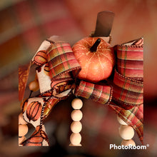 Load image into Gallery viewer, Beaded Pumpkin Wreath Frame
